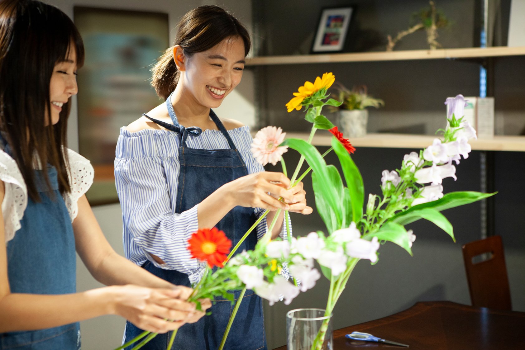 People who receive flower arrangement lessons.